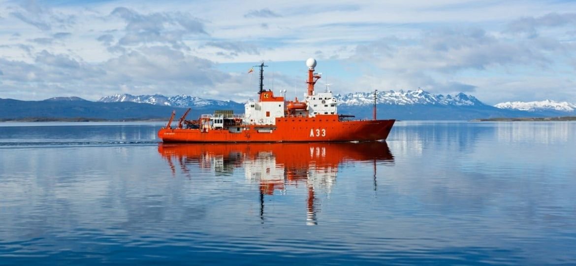 barco en el océano